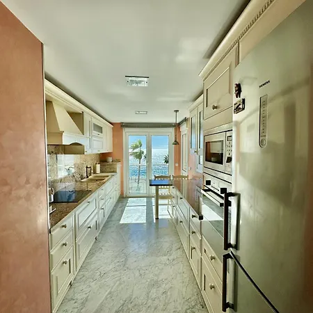 Seafront By Homing Apartment